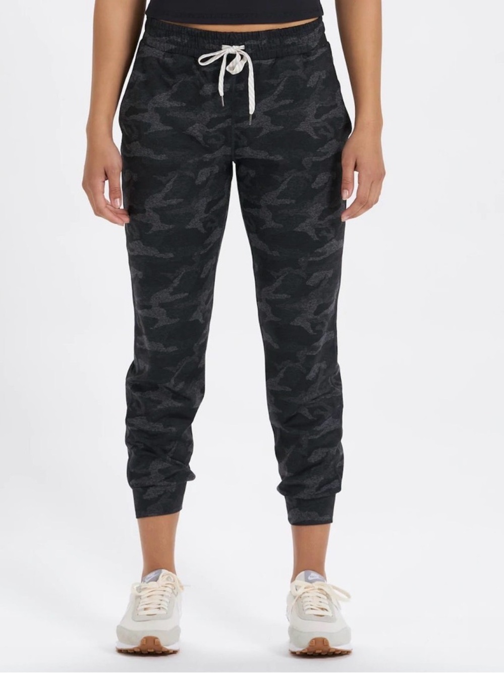 Vuori Performance Jogger size Large Black Camo